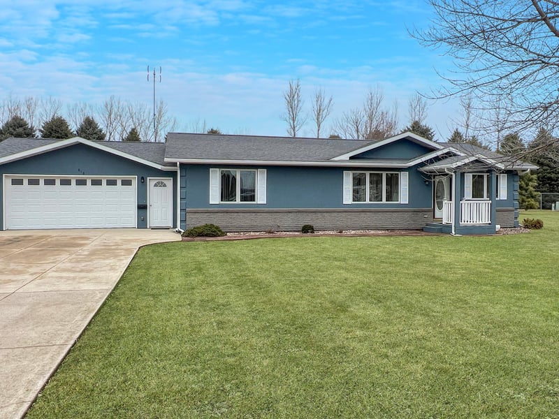 818 E 2nd St N, Truman, MN 56088