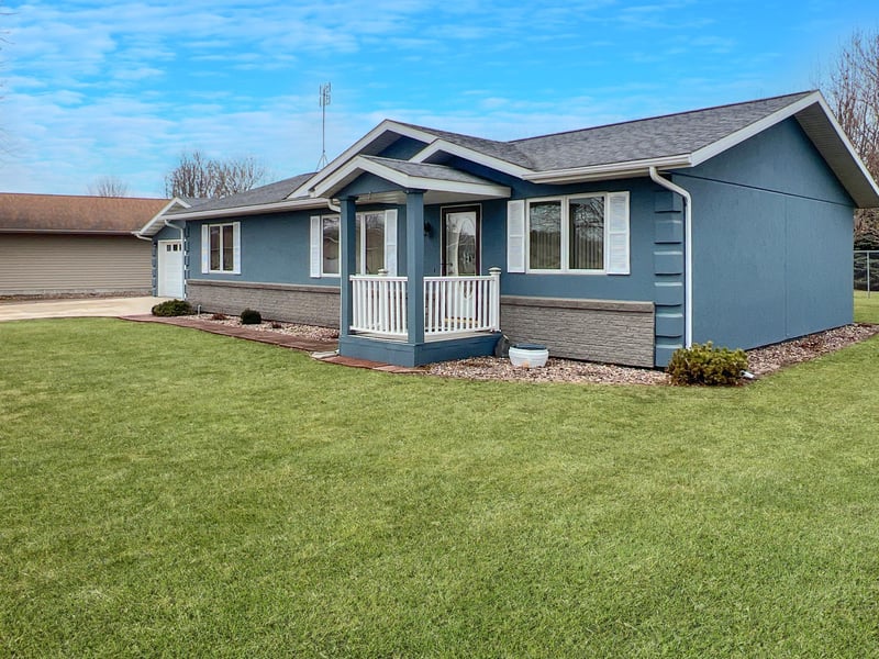 818 E 2nd St N, Truman, MN 56088