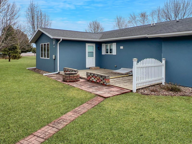 818 E 2nd St N, Truman, MN 56088