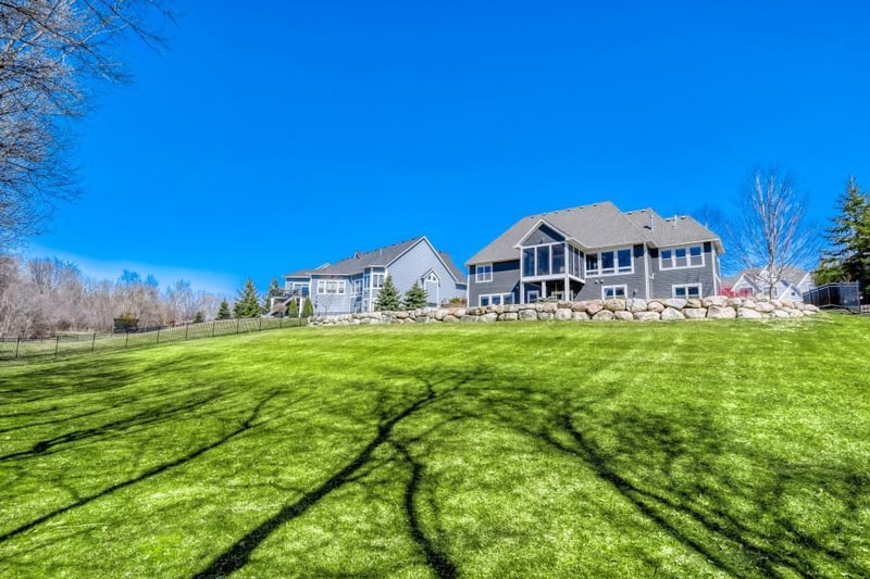 5676 Garden Dr, Woodbury, MN 55129