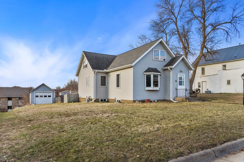 117 W Van Dusen St, Springfield, MN 56087