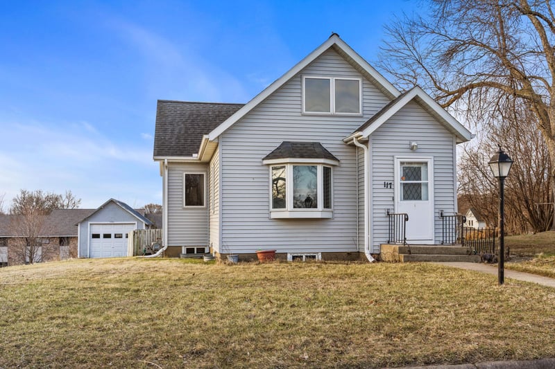 117 W Van Dusen St, Springfield, MN 56087