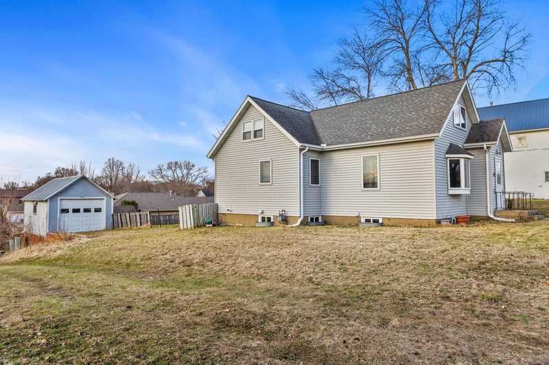 117 W Van Dusen St, Springfield, MN 56087