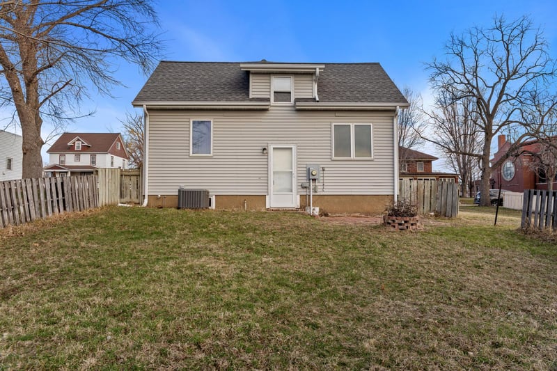 117 W Van Dusen St, Springfield, MN 56087