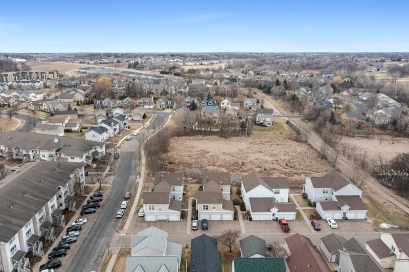 2923 Hemingway Dr, Chaska, MN 55318