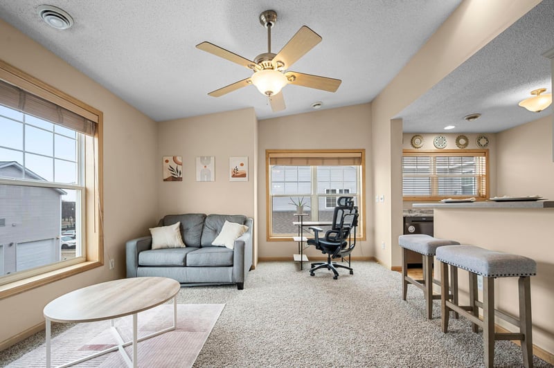 2923 Hemingway Dr, Chaska, MN 55318