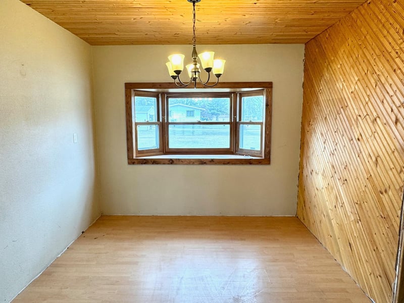 811 3rd St NE, Roseau, MN 56751