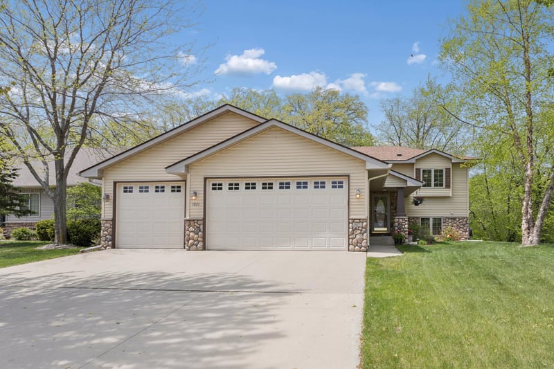 1021 Prairie Ridge Ln, Lester Prairie, MN 55354