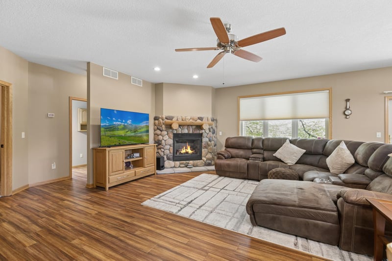 1021 Prairie Ridge Ln, Lester Prairie, MN 55354