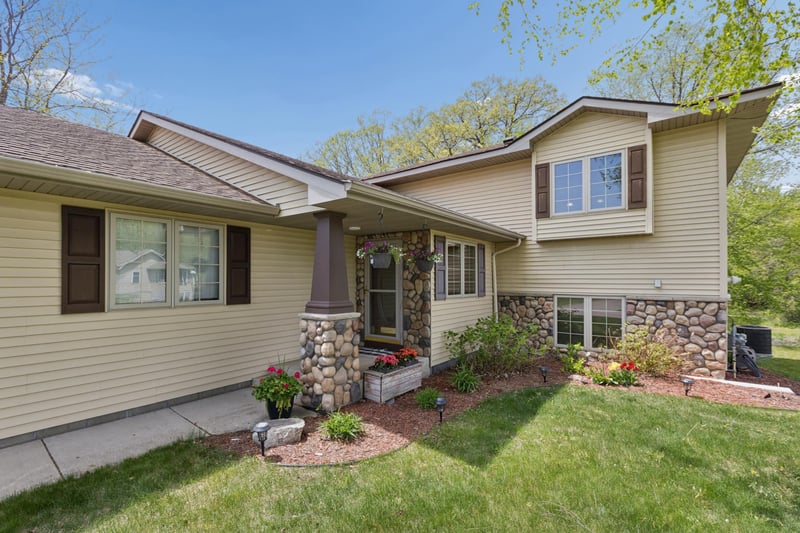 1021 Prairie Ridge Ln, Lester Prairie, MN 55354