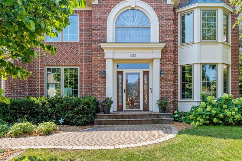 1310 Woodcrest Ave, Shoreview, MN 55126