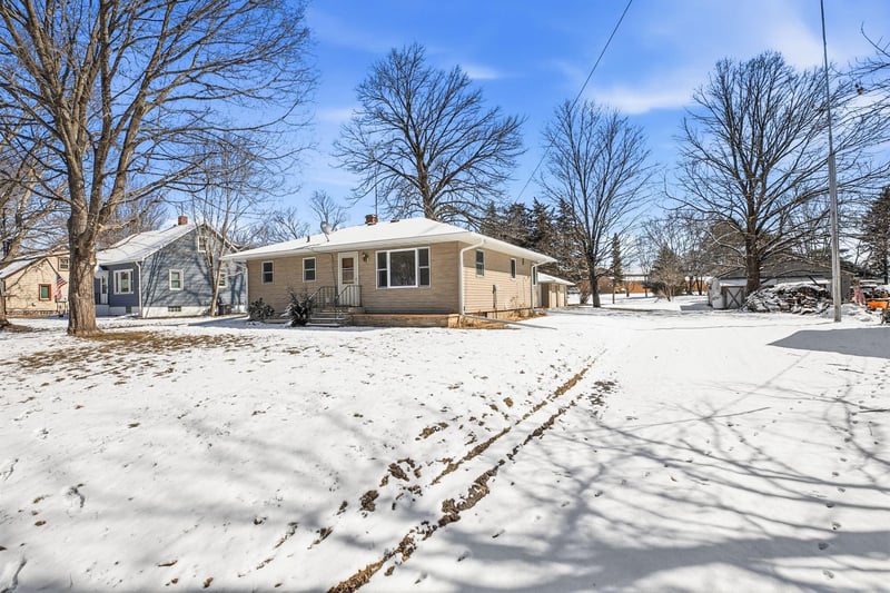 406 Chinook Ave SW, Avon, MN 56310