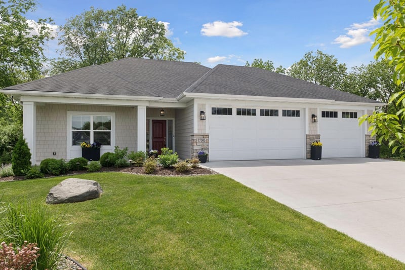 17505 47th Ave N, Plymouth, MN 55446
