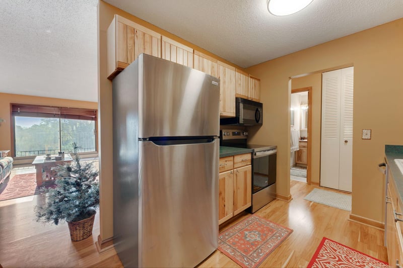 1304 W Medicine Lake Dr #323, Plymouth, MN 55441