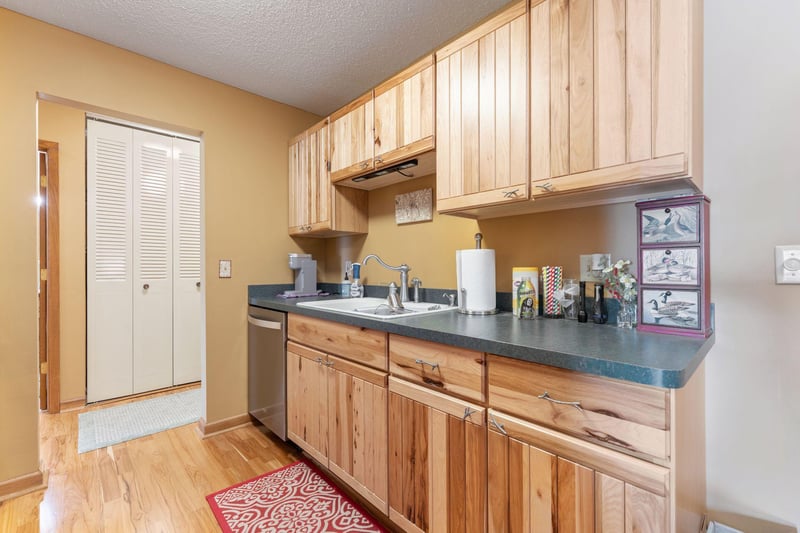 1304 W Medicine Lake Dr #323, Plymouth, MN 55441