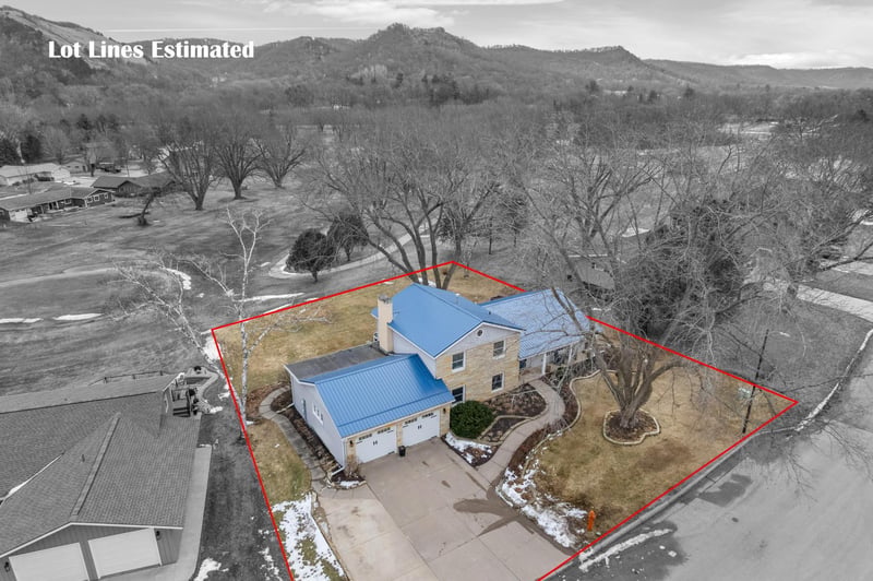 1628 Valley View Dr, Winona, MN 55987