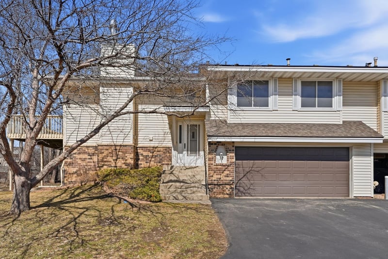 902 Evergreen Dr, Burnsville, MN 55337