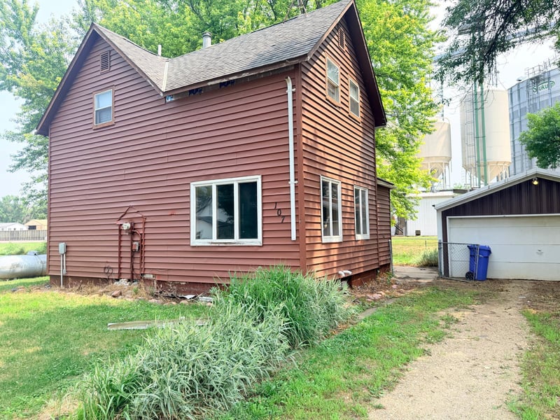 107 S Buckingham St, Hardwick, MN 56134