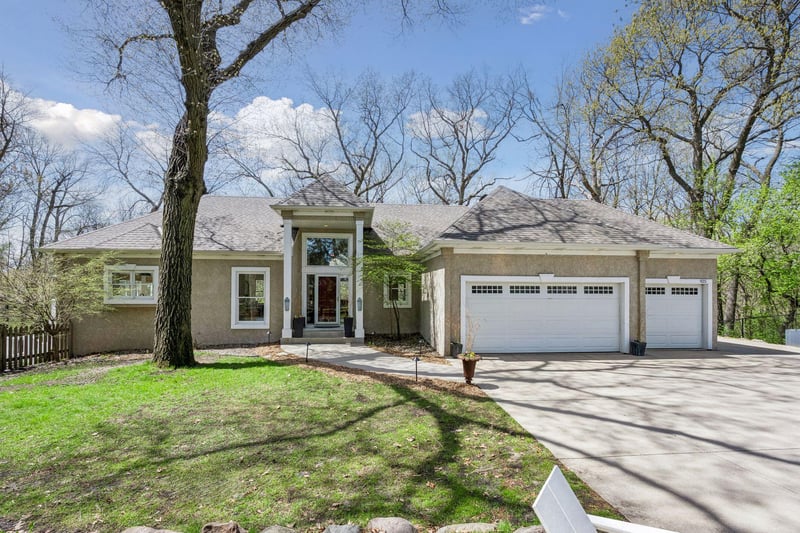 925 Queensland Ln N, Plymouth, MN 55447