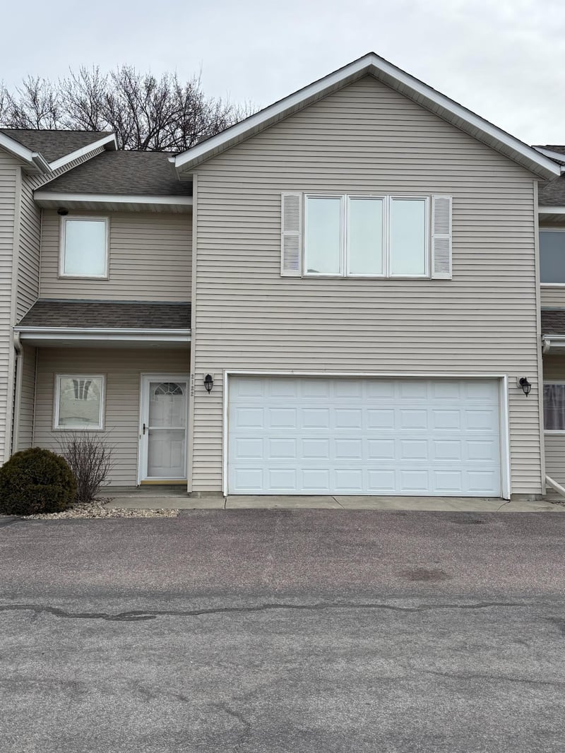 2122 Willow Trl, North Mankato, MN 56003