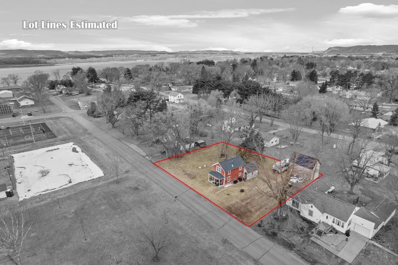 140 W 12th St, Buffalo City, WI 54622