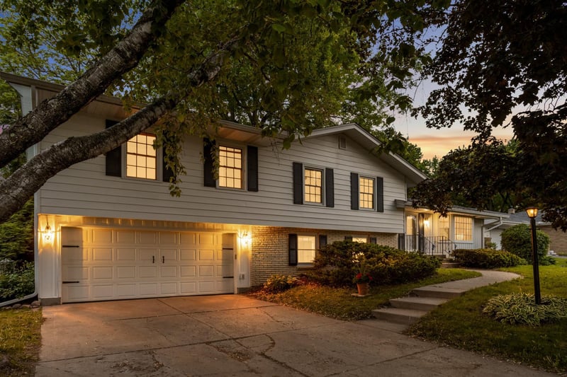 1740 Stanbridge Ave, Roseville, MN 55113