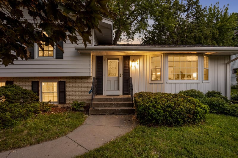 1740 Stanbridge Ave, Roseville, MN 55113