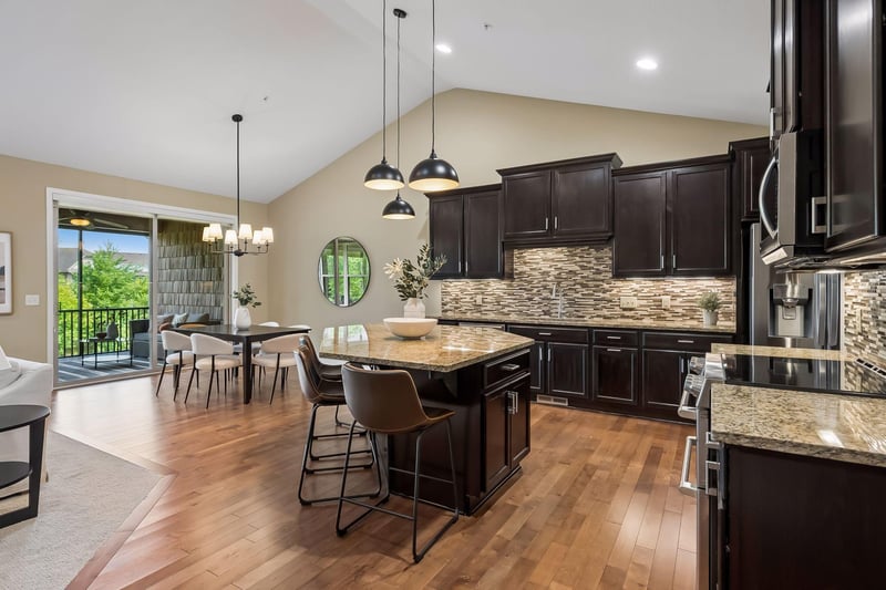10786 Lyndale Bluffs Trl, Bloomington, MN 55420