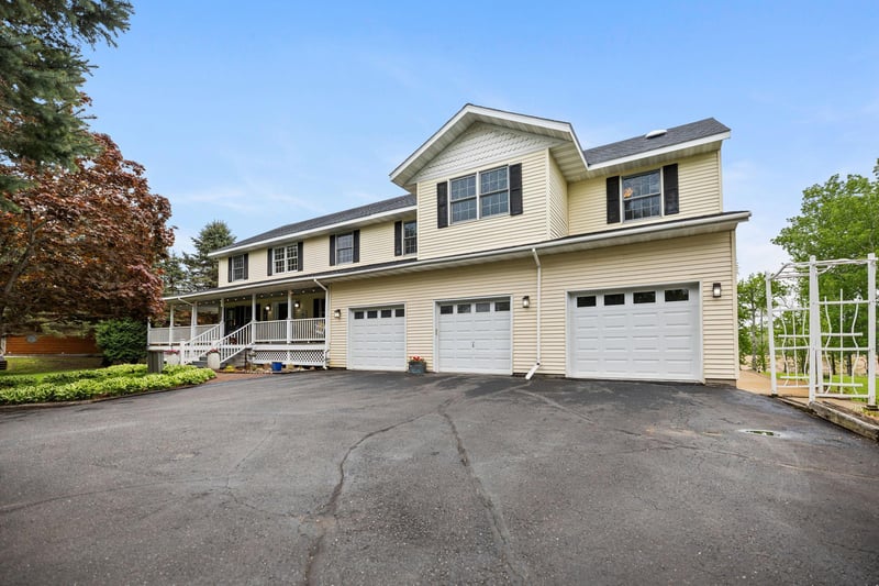 31789 Lakeway Dr NE, Cambridge, MN 55008