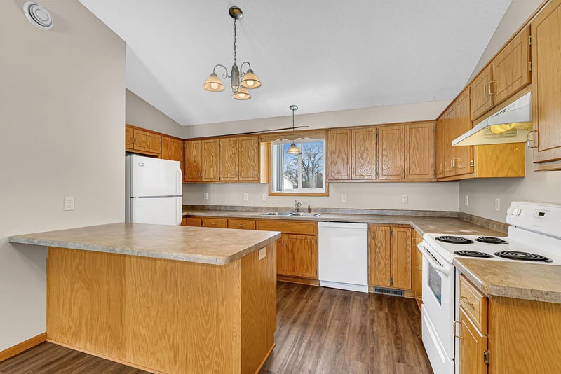206 Appaloosa Ct, Braham, MN 55006
