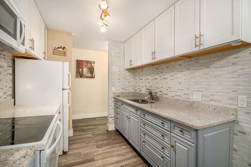 4001 Heritage Hills Dr #304, Bloomington, MN 55437