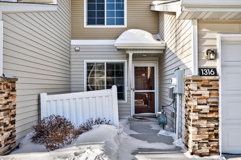1316 Raintree Ln, Waconia, MN 55387