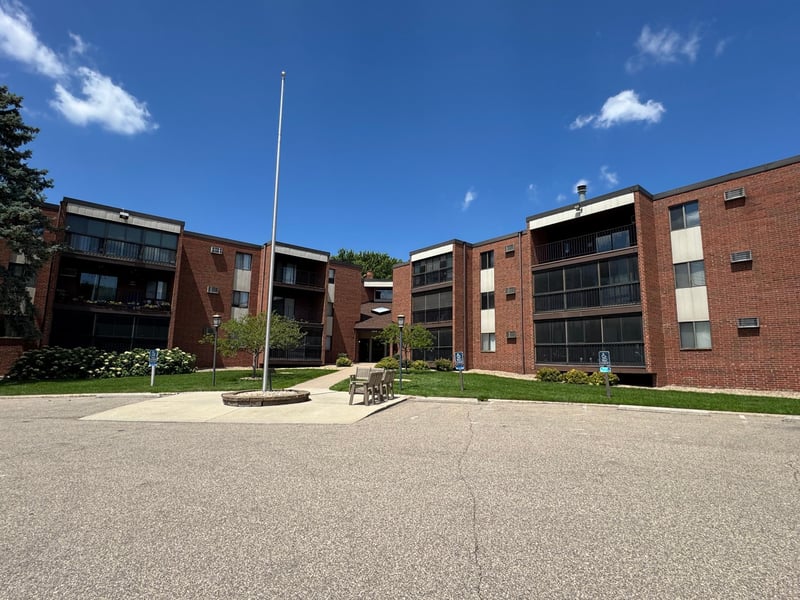 1800 Riverwood Dr #323, Burnsville, MN 55337