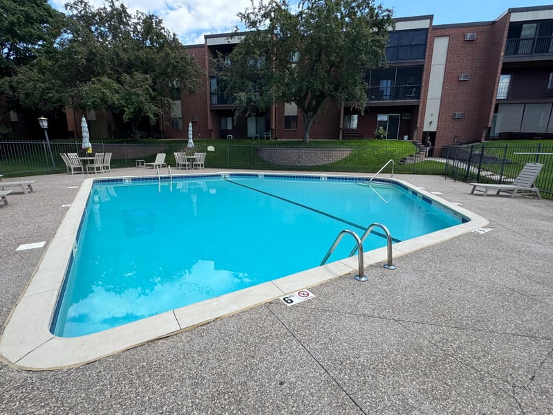 1800 Riverwood Dr #323, Burnsville, MN 55337