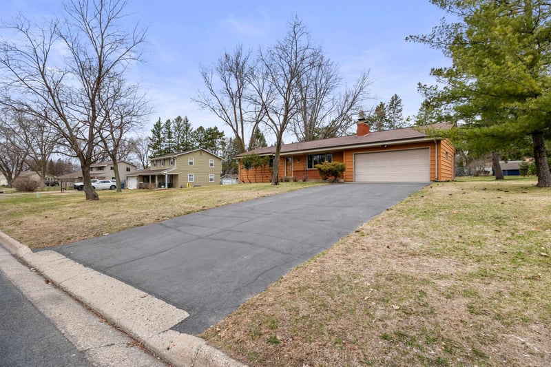 1330 E 99th St, Bloomington, MN 55425