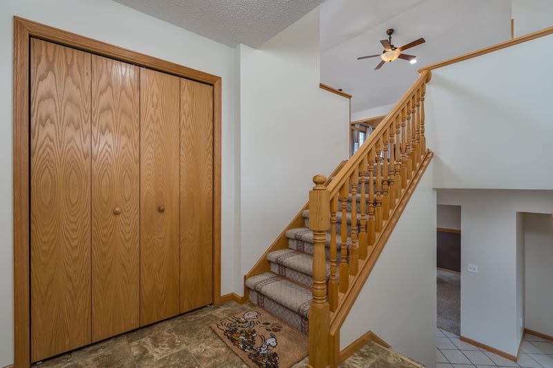 140 Peggy Ln, Eagle Lake, MN 56024