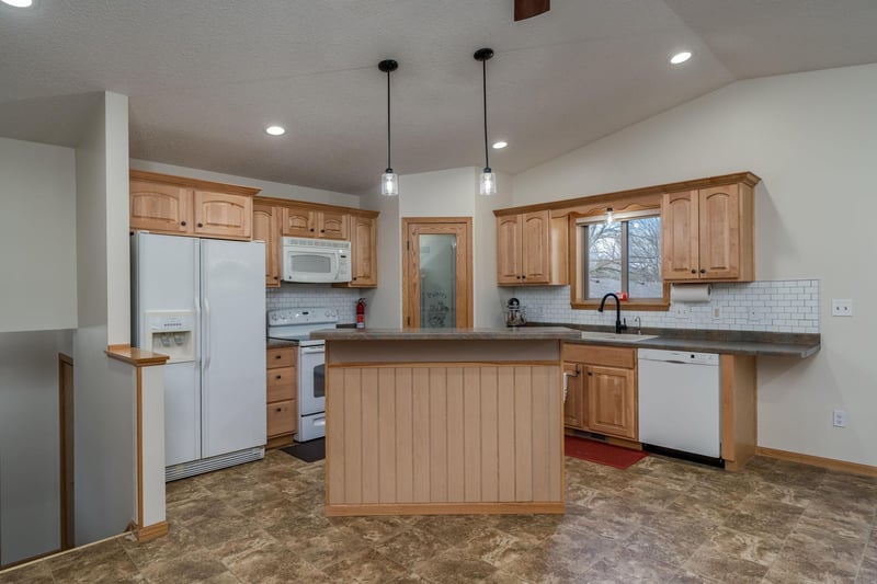 140 Peggy Ln, Eagle Lake, MN 56024