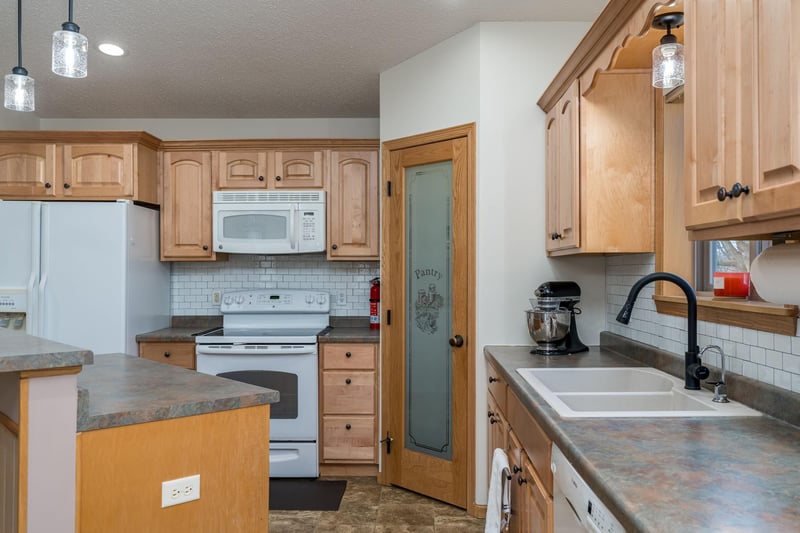 140 Peggy Ln, Eagle Lake, MN 56024