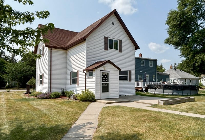 622 Saint Paul Ave S, Thief River Falls, MN 56701