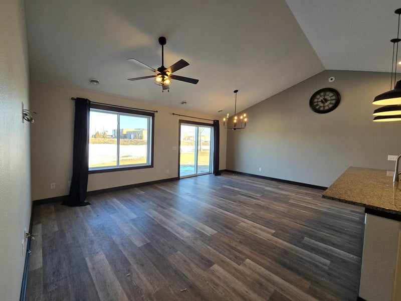 370 Horizon Dr, Le Center, MN 56057