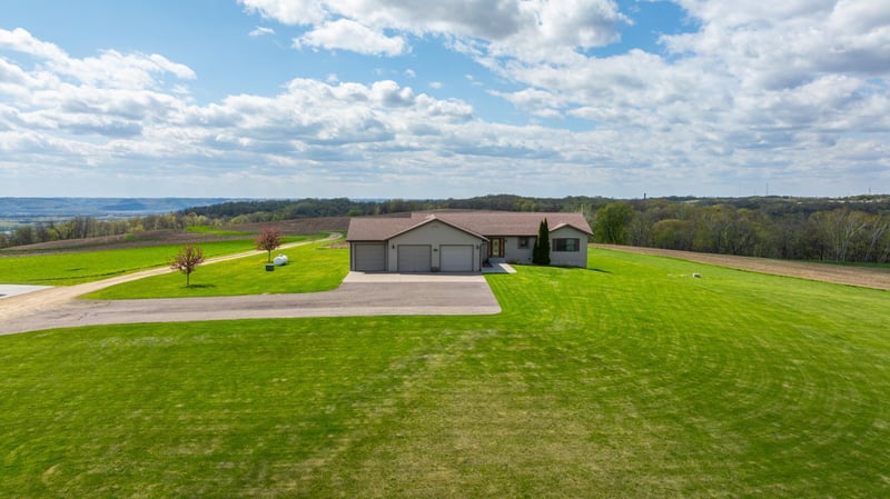 W1660 Maplewood Ln, Alma, WI 54610