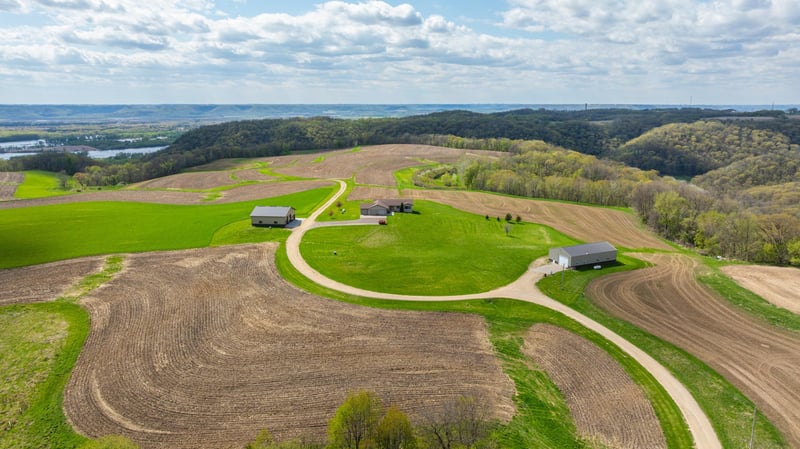 W1660 Maplewood Ln, Alma, WI 54610