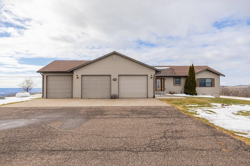 W1660 Maplewood Ln, Alma, WI 54610