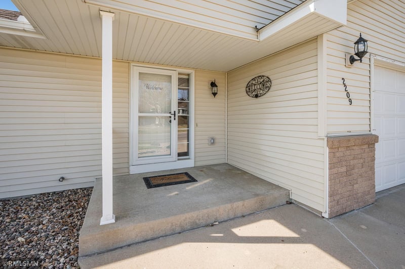 2209 Aspen Ln, North Mankato, MN 56003