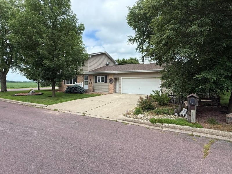 1134 10th St, Westbrook, MN 56183