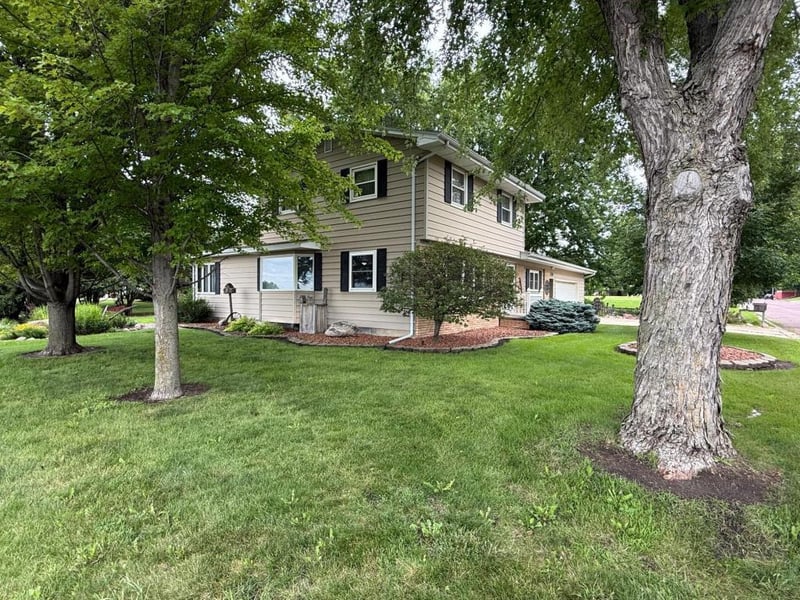 1134 10th St, Westbrook, MN 56183