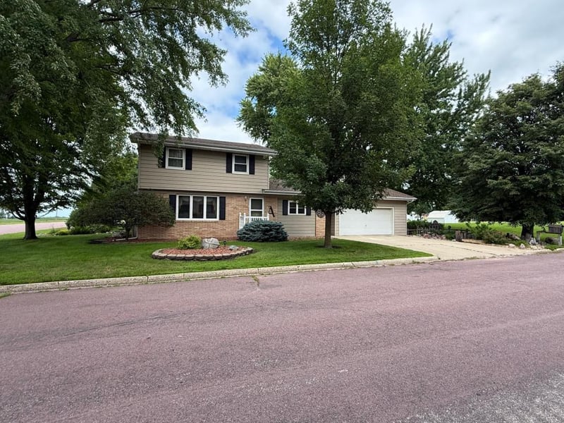 1134 10th St, Westbrook, MN 56183