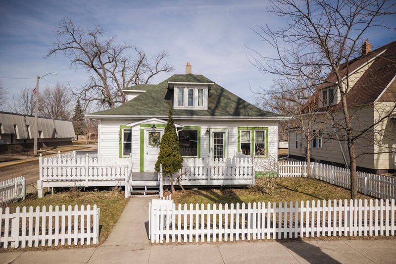 107 E 5th St, Morris, MN 56267