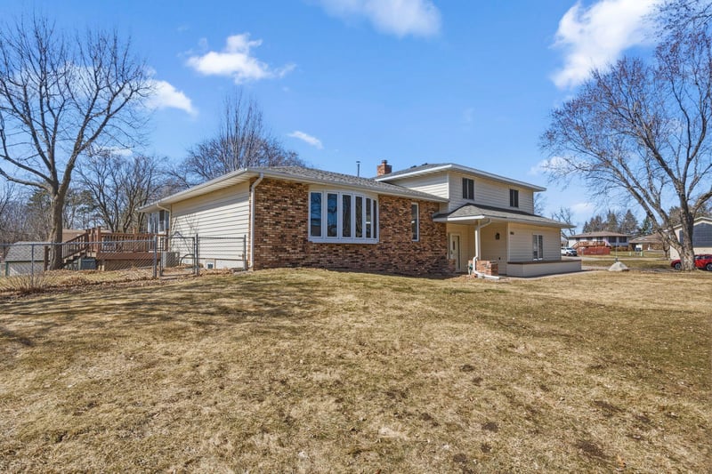 2063 Parkway Dr, North Saint Paul, MN 55109