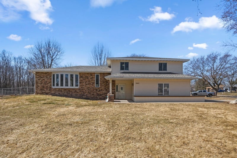 2063 Parkway Dr, North Saint Paul, MN 55109